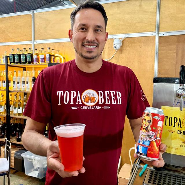 Cleverton Ferigollo, cervejeiro da Topa Beer, em Frederico Westphalen (RS), servindo um chopp de morango